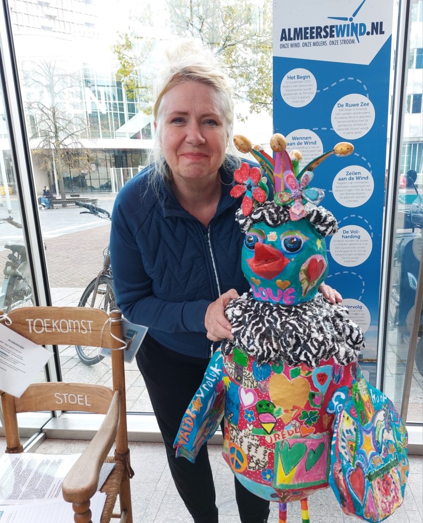 kunstenaars Lian de Gier met haar Roepie-vogel in de Klimaathuiskamer in De Nieuwe Bibliotheek in Almere