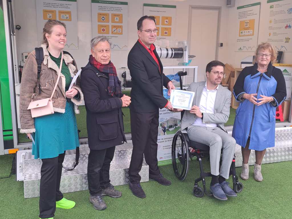 opening Klimaatweek Almere-wethouder Sprong en Luijendijk-oorkonde  Almeerders-klimaatburgemeester Kabos-Soebroto-Bakker