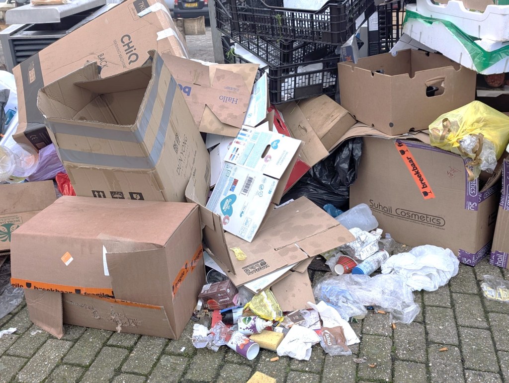 afval kunst column door Soebroto