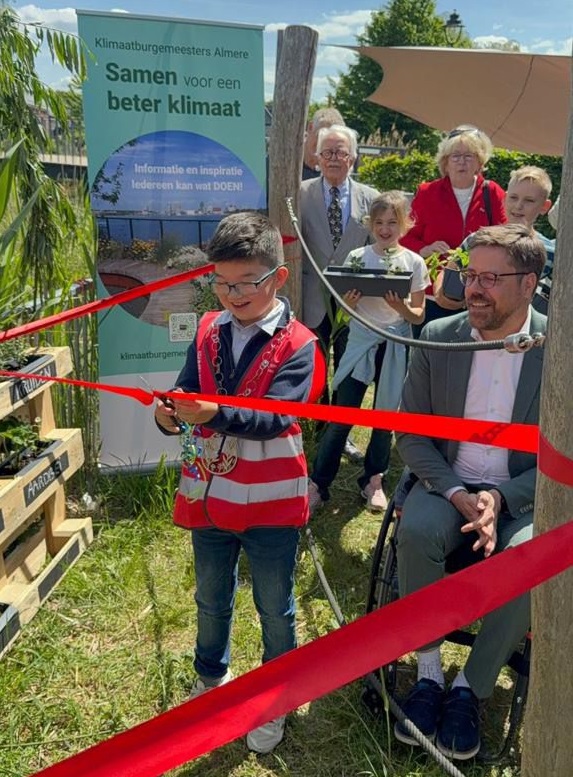 Anthony , kinderklimaatburgemeester Almere, opent verticale moestuin op school Het Universum met wethouder Jesse Luijendijk