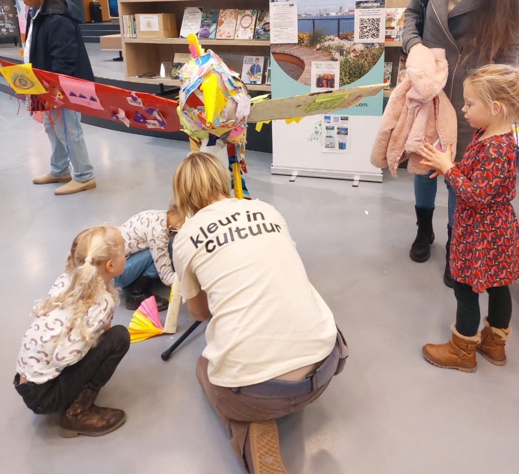 Toekomstvogel maken in Klimaatweek Almere samen met Mannie Krak (KiC) in Nieuwe bibliotheek