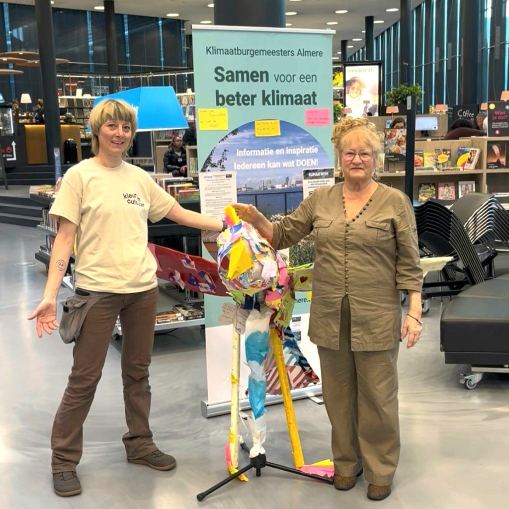 Toekomstvogel in Klimaatweek Almere met Mannie Krak en MariannA Bakker-klimaatburgemeester-in Nieuwe Bibliotheek