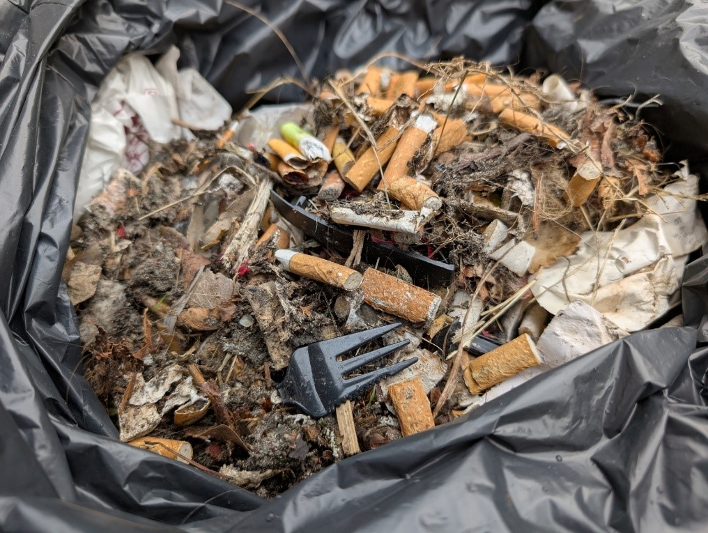 peuken in vuilniszak-foto aangeleverd-doorklimaatburgemeester Almere chris soebroto