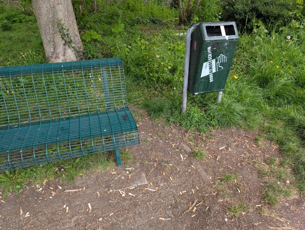 peuken naast bankje en prullenbak-zwerfafval-foto klimaatburgemeester Soebroto